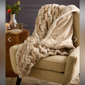 NWT ✨ Soft Surroundings La Parisienne Faux Fur Throw